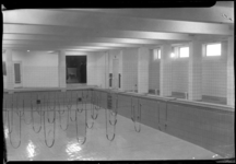 2006-17155 Een leeg zwembad met tuigjes in het Charlois Lyceum aan het Nachtegaalplein.