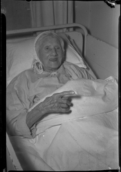 2006-17156 De bijna 100-jarige Petronella van Geenen-van Yperen ligt in bed in het Hervormd Tehuis voor Ouden van Dagen ...