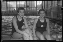 2006-17165 Twee zwemsters, Els Steehouwer (links) en Jopie van Alphen (rechts), in de Overdekte , het instructiezwembad ...