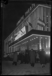 2006-17201 Publiek voor het Lumière-theater aan de Kruiskade op de avond van de opening.
