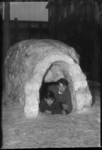 2006-17222 Gerard Langezaal uit de Nolensstraat (rechts) heeft met zijn buurjongens een levensechte sneeuwhut (iglo) gebouwd.