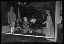 THO-1016 Poppen en een klavecimbel op een tentoonstelling over Mozart in het gebouw van de Volks Universiteit aan de ...