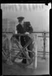 THO-104 Brugwachter Kolkman van de Ruigeplaatbrug over de Schiemond tijdens zijn werk. Op de achtergrond de Tromp & ...