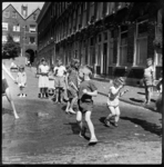 THO-1046 Op een warme dag spelen kinderen met water in de Haarlemmerstraat. Ter hoogte van nummer 141 en gezien ...