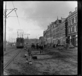 THO-1067 Met scheppen werken stratenmakers aan de Schiekade ter hoogte van de Haarlemmerstraat, gezien in de richting ...