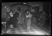THO-1116 Mannen en vrouwen dansen in het zeemanshuis van The Missions to Seamen aan de Vondelingenweg 526.
