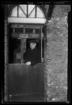 THO-1122 Molenaar F. Engelfriet bij de deur van zijn graanmolen De Vier Winden aan de Bergse Rechter Rottekade.