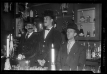 THO-1130 Optreden in bar-bodega Taboe in de Teilingerstraat 46b met rechts zanger Jaap Valkhoff.