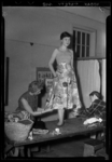 THO-1154 Leerlingen van de afdeling Mode werken aan een jurk op de Academie van Beeldende Kunsten aan de G.J. de ...