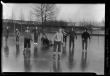THO-1164 Jongeren schaatsen op een ijsbaan achter Plaats Lommerrijk aan de Straatweg.