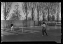 THO-1165 Tennissers op een tennisbaan achter Plaats Lommerrijk aan de Straatweg.