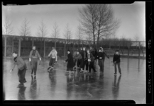 THO-1166 Jongeren schaatsen op een ijsbaan achter Plaats Lommerrijk aan de Straatweg.