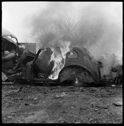 THO-1288 Een sloopauto staat in brand op het terrein van autosloperij 'Alexander' aan de Terbregseweg.