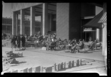 THO-1305 Mensen zitten in de zon op terrassen bij de beurstrappen op het Beursplein. Rechts restaurant en tearoom ...