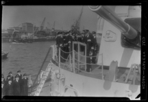 THO-1306 Op de kruiser 'De Ruyter' draagt vice-admiraal De Booy (achter spreekgestoelte) zijn functie als bevelhebber ...