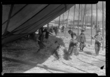 THO-1347 Kinderen spelen in het stro achter de tent van circus Bever bij het Kruisplein.