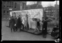 THO-1377 Bij een protestactie voor studievrijheid door studenten van de Economische Hogeschool Rotterdam aan de Pieter ...