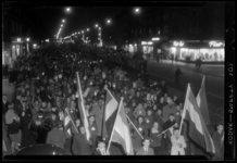 THO-1410 Met vlaggen en lampionnen lopen ruimen tweeduizend kinderen tijdens een lampionnenoptocht over de Groene Hilledijk.