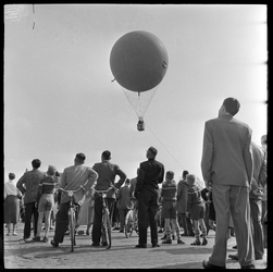 THO-1445 Tijdens bevrijdingsdag kijken toeschouwers toe als de grootste waterstofballon ter wereld 'Jules Verne' met ...