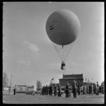 THO-1446 Tijdens bevrijdingsdag wordt de grootste waterstofballon ter wereld 'Jules Verne' met het echtpaar Boesman ...