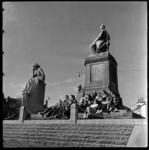 THO-1454 Studenten van de HBS zitten bij het Van 't Hoff-monument aan de 's-Gravendijkwal.