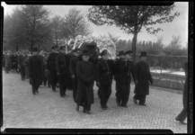 THO-1480 Begrafenisstoet bij begrafenis van brandweerman M.T. van der Gaag op de Zuiderbegraafplaats aan de Slinge.