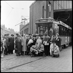 THO-1507 Groepsfoto voor een tram van lijn 10 met eindbestemming Kleiweg bij de remise aan de Kootsekade. Links de ...