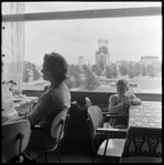 THO-1552 Een meisje zit aan tafel in het Flevo-restaurant in het gebouw van de 'Twaalf Provinciën' aan de Hoogstraat. ...