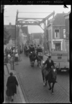 THO-1566 Ruiters van vereniging De Schieruiters rijden bij de viering van het 5e lustrum over de Lagebrug over de ...