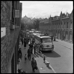 THO-1571 In de Frans Bekkerstraat staan bussen klaar voor een tocht met 650 ouderen uit Charlois. Op de achtergrond de ...