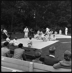THO-1584 Tijdens een toernooi spelen judoka's op matten in het Openluchttheater aan het Melkkoppad