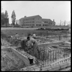 THO-1614 Bouwvakkers werken aan de fundamenten voor een flatgebouw voor werkende vrouwen aan de Suze Groeneweglaan bij ...