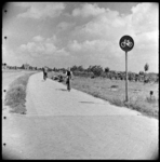 THO-1623 Fietsers fietsen over het fietspad langs de Zuiderparkweg richting het Zuidplein. Rechts een verkeersbord en ...