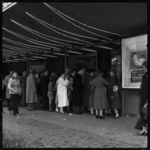 THO-1647 Bezoekers staan in de rij bij de kassa van bioscoop Cineac in het Beursgebouw aan de Coolsingel.