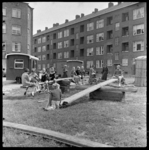 THO-1662 Op een bouwterrein aan het Groote Visserijplein spelen kinderen op zelfgebouwde wippen. Links de Jan ...