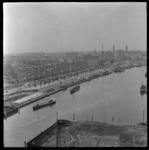 THO-1678 Overzicht over de Leuvehaven vanaf koopvaardijmonument De Boeg aan de Boompjes. Langs de haven de ...
