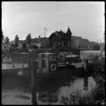 THO-1685 Binnenvaartschepen liggen afgemeerd aan de Ruigeplaatbrug en sluis bij de Westkousdijk. Op de voorgrond de ...