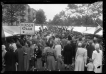 THO-1694 Mensen lopen op de nieuwe weekmarkt in de Van Noortwijckstraat in Overschie. De markt is geopend door ...