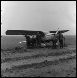 THO-1697 Mannen inspecteren een Deens vliegtuig op de Luchthaven Zestienhoven aan de Vliegveldweg.