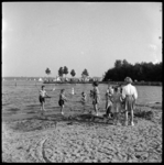 THO-1723 Kinderen spelen op het strandje bij de Kralingse Plas. In de buurt van het Langepad in het Kralingse Bos. Op ...