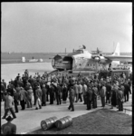 THO-1743 Drukte bij de eerste vlucht van een Bristol Freighter-vrachtvliegtuig vanaf vliegveld Zestienhoven. Het ...