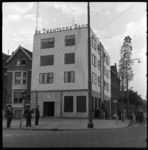 THO-1782 Gebouw van de Twentsche Bank aan de Dorpsweg. Rechts de Wolphaersbocht. Het kantoor is een nieuw bijgebouw van ...