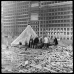 THO-1795 Jongeren van de Centrale Hervormde Jeugdraad (C.H.J.) verzamelen afvalhout dat vrijkomt bij de bouw van het ...