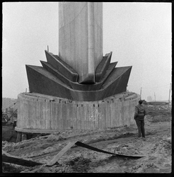 THO-1811 Een man bekijkt het monument voor de koopvaardij 'De Boeg' aan de Boompjes bij de Leuvehaven.