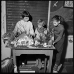 THO-1828 Drie leerlingen van lagere school 'De Korf' maken voor de kinderboekenweek het huis van Hans en Grietje.
