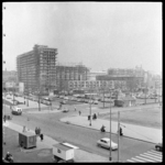 THO-1840 Kruiskade met rechts het Schouwburgplein. Op de voorgrond twee eettentjes, op de achtergrond winkels aan de ...