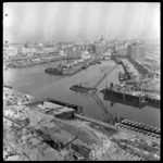 THO-1866 Overzicht over de bouw van de Leuvesluis en de Nieuwe Leuvebrug. Op de voorgrond de Leuvehaven, rechts de ...