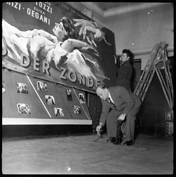 THO-1877 Mannen hangen een bord met filmreclame op bij bioscoop Capitol aan de Nieuwe Binnenweg.