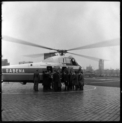 THO-1901 Een nieuw type helikopter van Sabena - de S-58 - is voor het eerst geland op Heliport aan de Katshoek.