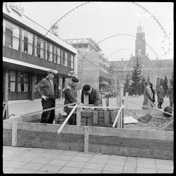 THO-1903 Bouwvakkers bouwen een sokkel op het Stadhuisplein voor het kunstwerk 'Spelende beertjes' van Anne Grimdalen. ...